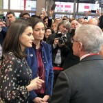 Rainha Letizia e Reyes Maroto conversam com executivos da Renfe