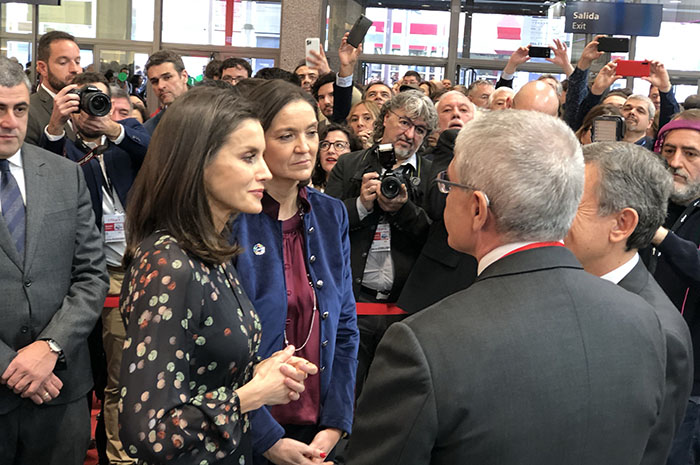 Rainha Letizia e Reyes Maroto conversam com executivos da Renfe