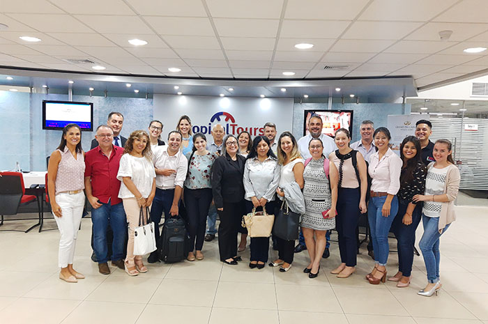 Representantes de Foz do Iguacu junto a agentes de viagens da Bolivia