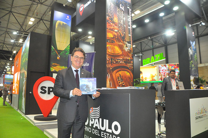 Vinicius Lummertz no estande de São Paulo na Fitur