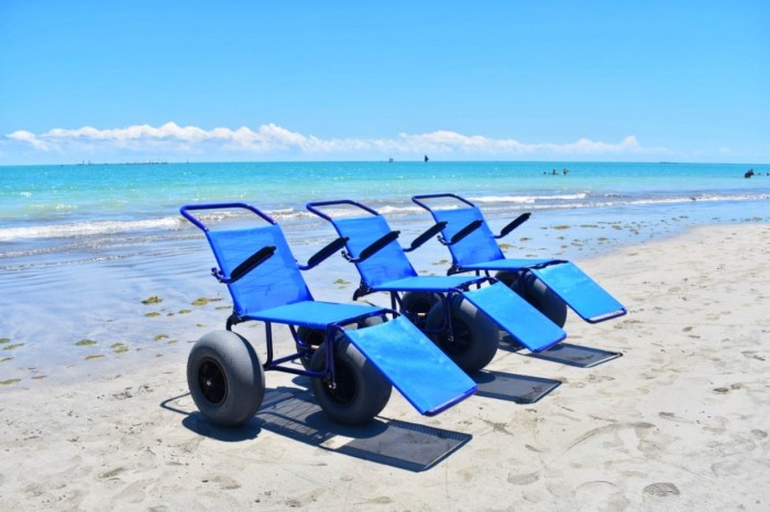 Maceió investe em turismo inclusivo com cadeiras anfíbias 1 A Prefeitura de Maceió disponibiliza cadeiras anfíbias para que pessoas com mobilidade reduzida ou algum tipo de deficiência possam aproveitar as praias do destino