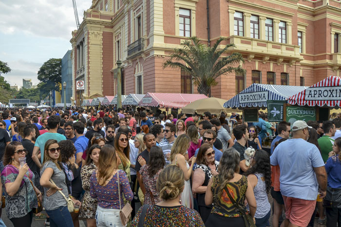 Overtourism: como destinos e viajantes têm buscado soluções para uma indústria mais sustentável 2 O turismo em massa é uma faca de dois gumes, pois ao mesmo tempo que beneficia a economia local, destrói a identidade cultura e prejudica o meio ambiente