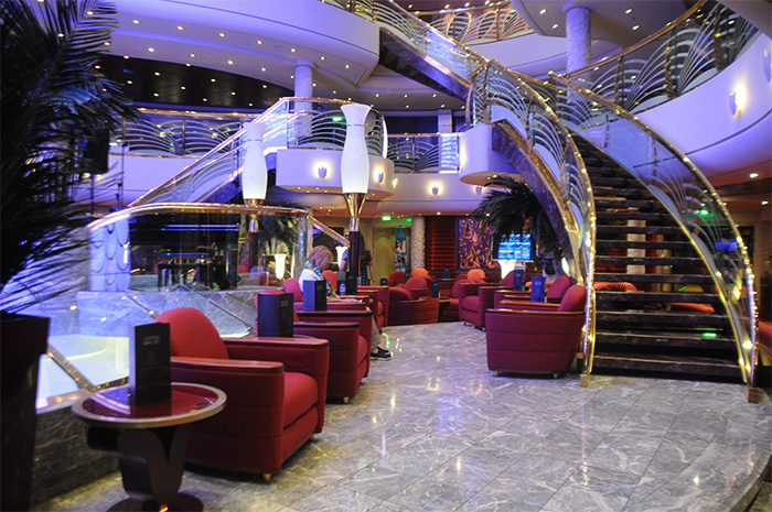 Cruzeiro de volta ao mundo da MSC chega ao Brasil; veja fotos 4 Átrio do MSC Magnifica