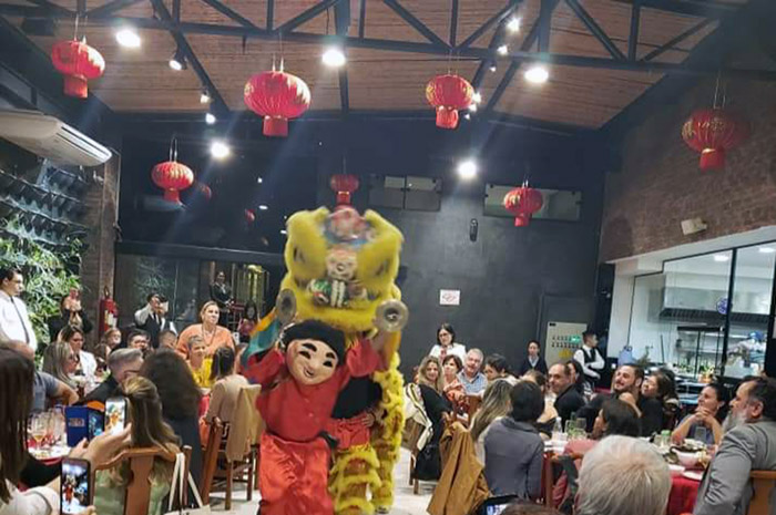 Asia Total reúne agentes para celebrar o Ano Novo Chinês em São Paulo 1 Operadora reuniu dezenas de agentes de viagem na Capital paulista para celebrar a data e atualiza-los sobre a política da empresa em face das restrições de viagens à China