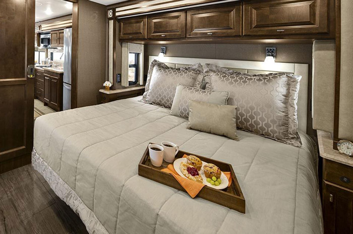 Motorhome: entenda o estilo de viagem que se tornou tendência entre brasileiros 3 A ideia de que viajar de motorhome é algo desconfortavel e nada luxuoso deve ser desmistificada para começar a entender o conceito do estilo