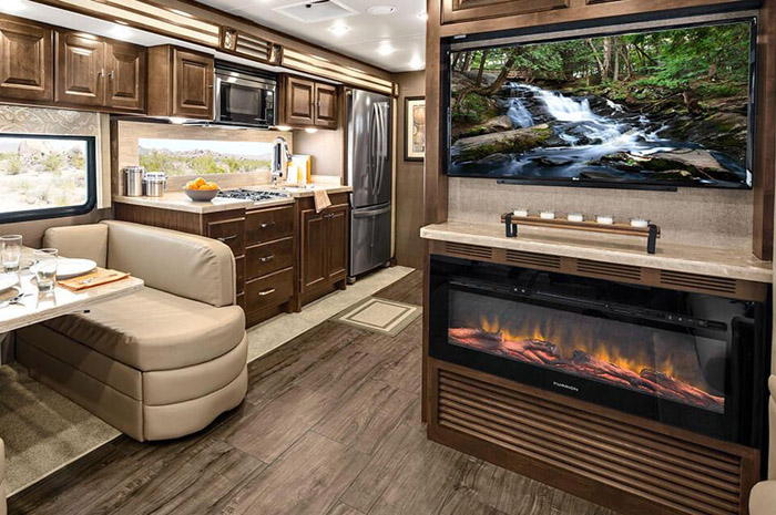 Motorhome: entenda o estilo de viagem que se tornou tendência entre brasileiros 7 Alguns motorhomes de luxo são equipados com lareira, televisão, churrasqueira e até lavanderia