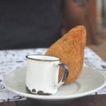 Coxinha de mandioca com recheio de costela