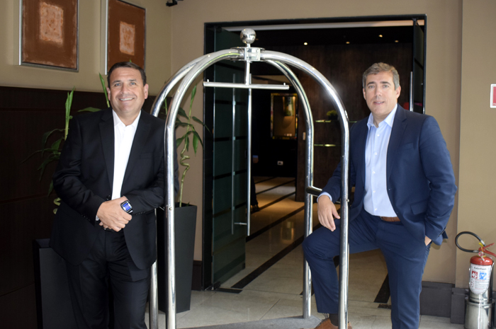 Slaviero anuncia novo serviço de franqueamento e apresenta planejamento para 2020 1 Eraldo Santanna, diretor de Operações; e Cincinato Lui Cordeiro, diretor de Vendas, Distribuição e Marketing, da Slaviero Hotéis
