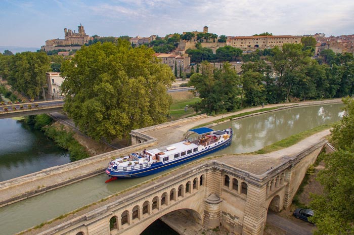 European Waterways conta com embarcações que navegam onde grandes cruzeiros fluviais não conseguem