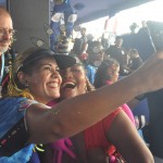 Gaby Amarantos fez selfie com os fãs no Camarote do Galo