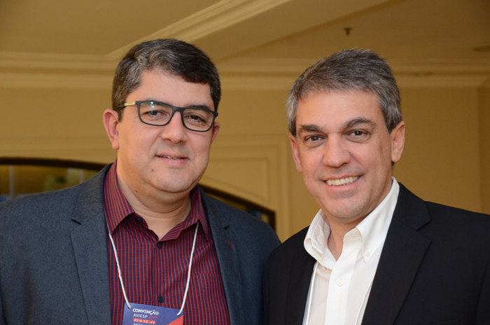 Marcos Lucas, presidente da Aviesp, e Fernando Santos, presidente da Abav-SP