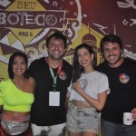 Maria Eduarda Campos e Gustavo Satou, proprietário do bar e camarote Seu Boteco, ao lado da blogueira, Camila Coutinho, e Rafael Figlioulo, sócio do bar