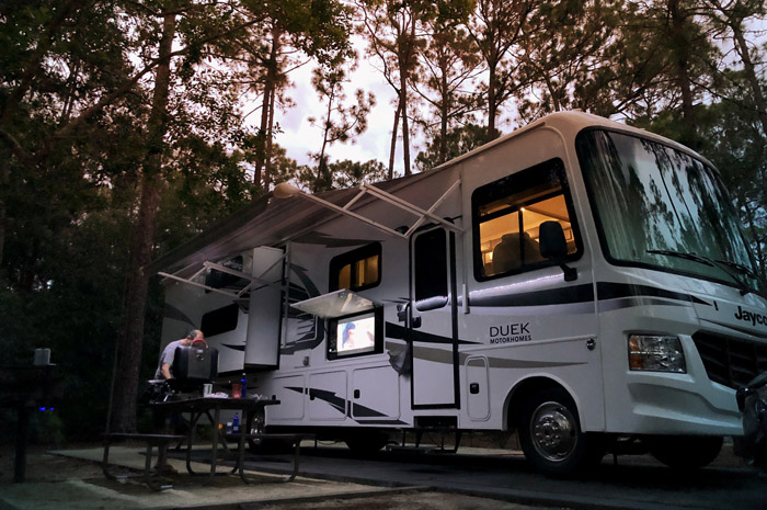 Motorhome: entenda o estilo de viagem que se tornou tendência entre brasileiros 1 Moda entre brasileiros, as viagens de motorhome tem sido cada vez mais procuradas pelo público interessado em novas experiências