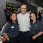 Márcio Nogueira, do HotelIdo, entre Cristina Muniz e Karen Amorim, do SeaWorld