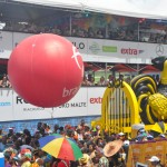 O desfile tem início as 09h30 da manhã e termina apenas no final do dia, após as 17h