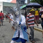 Os foliões capricham em fantasias elaboradas Os foliões capricham em fantasias elaboradas