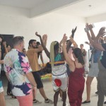 Os visitantes foram recebidos com muita dança na chegada a Ilha de Deus
