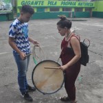 Participantes aprenderam a tocar alguns instrumentos na quadra das agremiações Participantes aprenderam a tocar alguns instrumentos na quadra das agremiações
