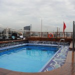 Piscina localizada na popa do navio, reservada para adultos