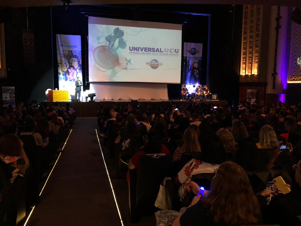 Plateia lotada durante o evento no Rio de Janeiro