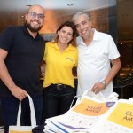 Taís Siqueira, da CVC, entre Gabriel e Celso Miranda, da LM Turismo Taís Siqueira, da CVC, entre Gabriel e Celso Miranda, da LM Turismo
