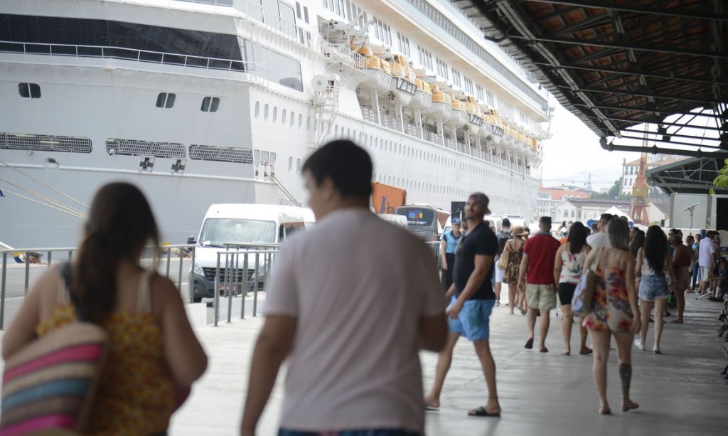 Turistas chegam em transatlânticos no Píer Mauá na maior temporada de cruzeiros dos últimos 20 anos.