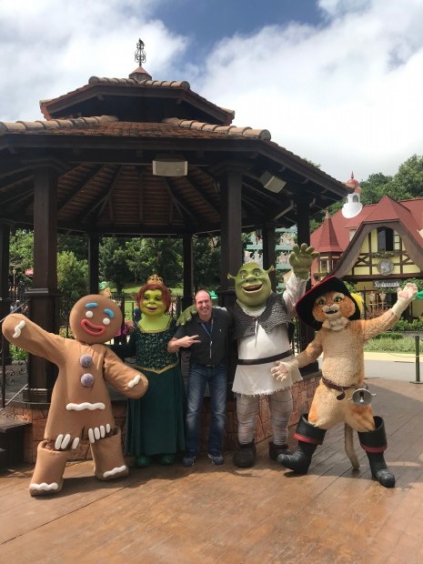 Fernando Fiszbein foi recebido pela turma do Shrek no parque