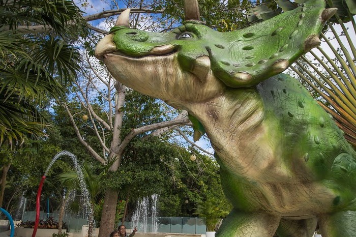 Conheça cinco resorts da AMResorts no Caribe com parques aquáticos 4 Suncape Akumal Beach inaugurou o Rex Dino Land, parque com exemplares de dinossauros em tamanho real e brinquedos aquáticos