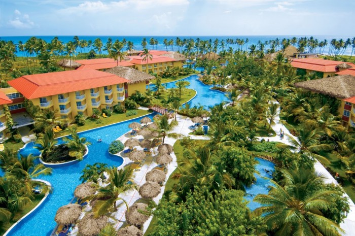 Conheça cinco resorts da AMResorts no Caribe com parques aquáticos 5 Além de parque aquático, Dreams Punta Cana conta com uma piscina que contorna todo o resort
