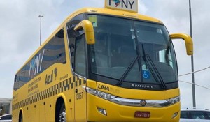 Ônibus da Azul vira táxi de nova-iorquino para promover novo voo
