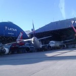 Aeronaves da Latam estacionadas no hangar em Congonhas