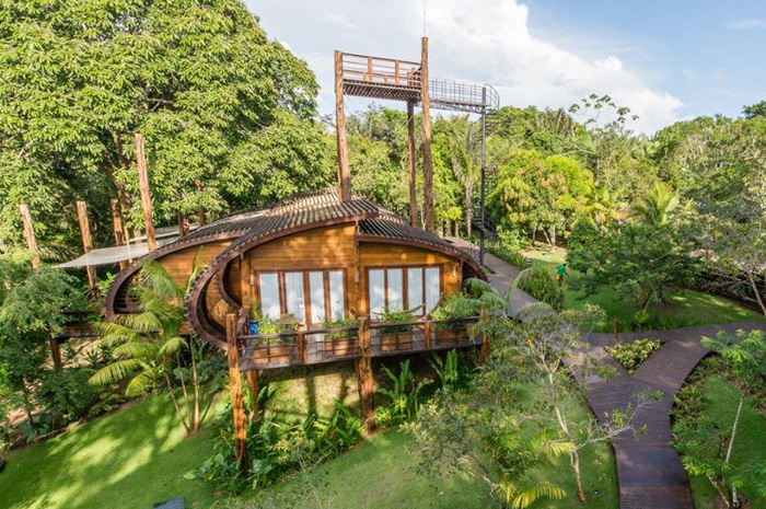 Mirante do Gavião: belezas e vivências da amazônia brasileira 1 Com estrutura de madeira e paredes de vidro, algumas das opções de hospedagem fazem com que o hóspede sinta-se parte da natureza (Foto Olhar de Arquiteto)
