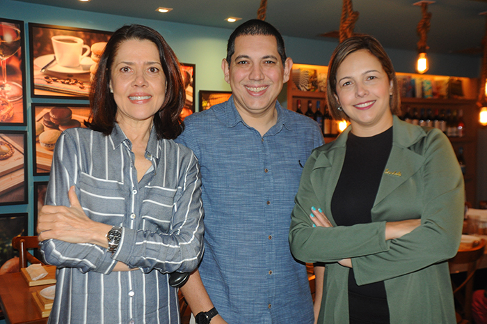 Signature Travel realiza capacitação em parceria com Sandals no Rio Diana Prudencio e Fabiano Camargo, da Signature Travel, com Renata Salina, do Sandals