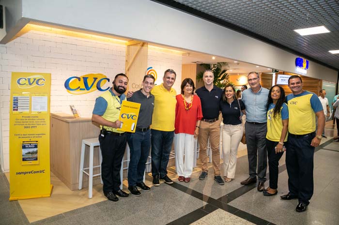 Equipe da CVC durante inauguração do novo espaço VIP da operadora no Aeroporto Internacional de Salvador (Foto: Fabio Peixoto)