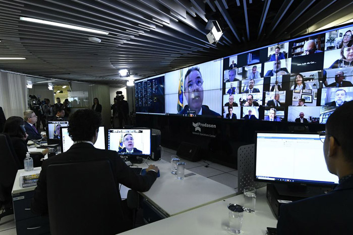 Em sessão virtual, Senado aprova estado de calamidade pública por unanimidade 1 Sessão Deliberativa Remota destinada a deliberar sobre o Projeto de Decreto Legislativo (PDL) 88/2020, que reconhece o estado de calamidade pública no Brasil. O Senado vota nesta sexta-feira (20) o Projeto de Decreto Legislativo (PDL) 88/2020, que reconhece o estado de calamidade pública no Brasil. Esse é o único item na pauta da reunião, convocada pela Presidência do Senado Federal. A sessão deliberativa é remota, ou seja, senadores poderão debater o assunto e votar a matéria pelo computador, sem estar presentes ao Plenário. A proposta, aprovada na noite da quarta-feira (18) pela Câmara dos Deputados, permite que o Executivo gaste mais do que o previsto e desobedeça às metas fiscais estabelecidas para 2020 para custear ações de combate à pandemia de coronavírus. O senador Weverton (PDT-MA) é o relator da proposta. A sessão deliberativa remota é conduzida pelo 1º vice-presidente do Senado Federal, senador Antonio Anastasia (PSD-MG). Na sala da Secretaria de Tecnologia da Informação do Senado Federal (Prodasen), senadores e funcionários da Casa se preparam para o ínicio da sessão. Foto: Jane de Araújo/Agência Senado