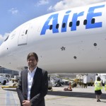 Gonzalo Romero ao lado do Boeing 787-9 Dreamliner da Air Europa