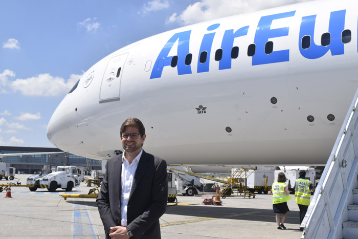 Gonzalo Romero ao lado do Boeing 787-9 Dreamliner da Air Europa