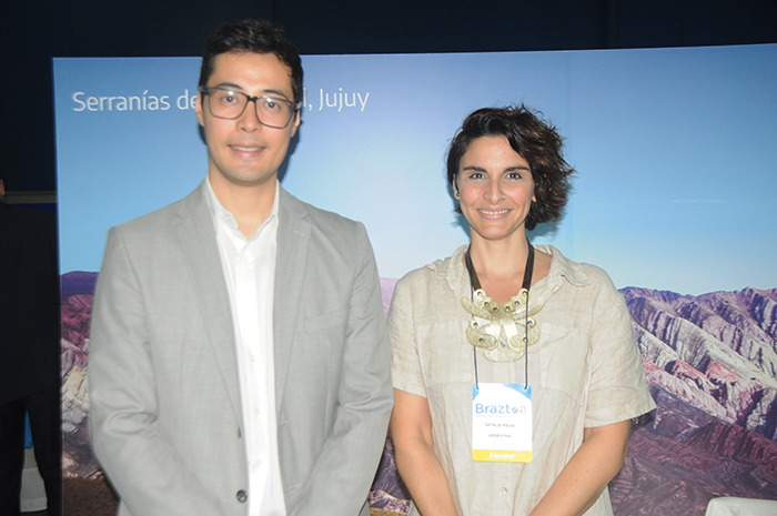 Novo presidente da Argentina 'continuará tratando turismo como atividade estratégica' 1 Leandro Choi, de Inteligência de Mercados, e Natalia Pisoni, da Inprotur Argentina