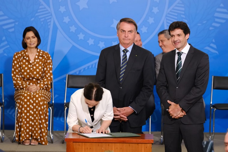 Presidente Jair Bolsonaro e Marcelo Álvaro na posse de Regina Duarte