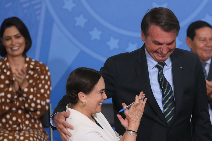 O presidente Jair Bolsonaro dá posse à secretária especial da Cultura do Ministério do Turismo, Regina Duarte (Foto: Antonio Cruz/Agência Brasil)