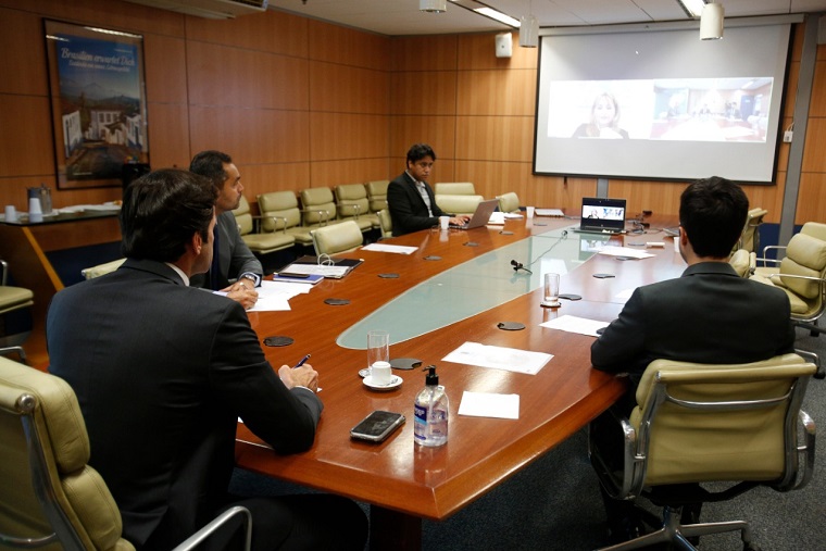 Ministro do Turismo, Marcelo Álvaro Antônio, em reunião com Gloria Guevara, do WTTC, realizada em março.