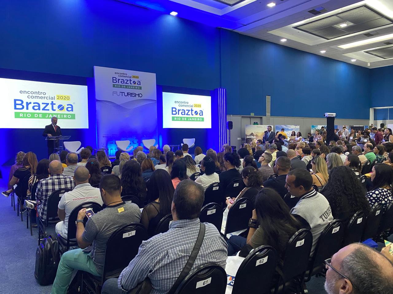 Auditório lotado na abertura do evento