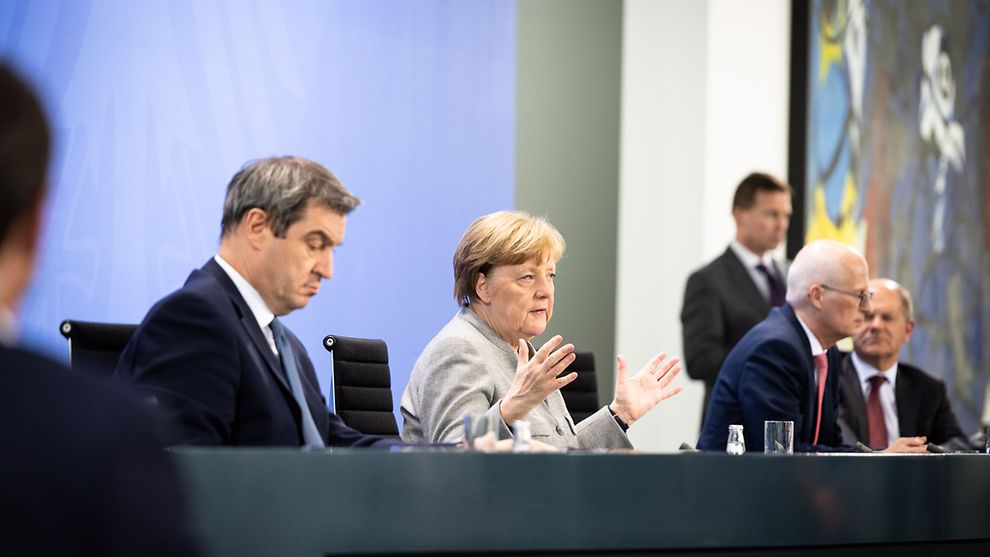 Alemanha deve endurecer medidas para conter terceira onda da pandemia O chanceler Merkel, juntamente com o primeiro-ministro Söder (à esquerda), o prefeito Tschentscher (2º da direita) e o ministro das Finanças Scholz (à direita) informaram sobre a decisão do estado federal. (Foto: Governo Federal da Alemanha / Steins)