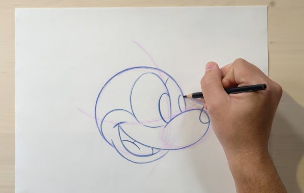 Em uma das atividades, as crianças aprendem a desenhar o Mickey