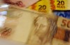 Endividamento de famílias brasileiras cai pelo quinto mês consecutivo, diz CNC