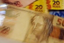 Endividamento de famílias brasileiras cai pelo quinto mês consecutivo, diz CNC