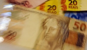 Endividamento de famílias brasileiras cai pelo quinto mês consecutivo, diz CNC