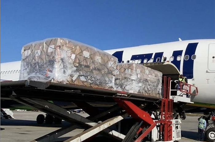 Avião da Azul Cargo chegou nesta terça-feira