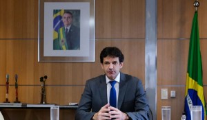 Em reunião ministerial, Marcelo Álvaro defende legalização de cassinos em resorts