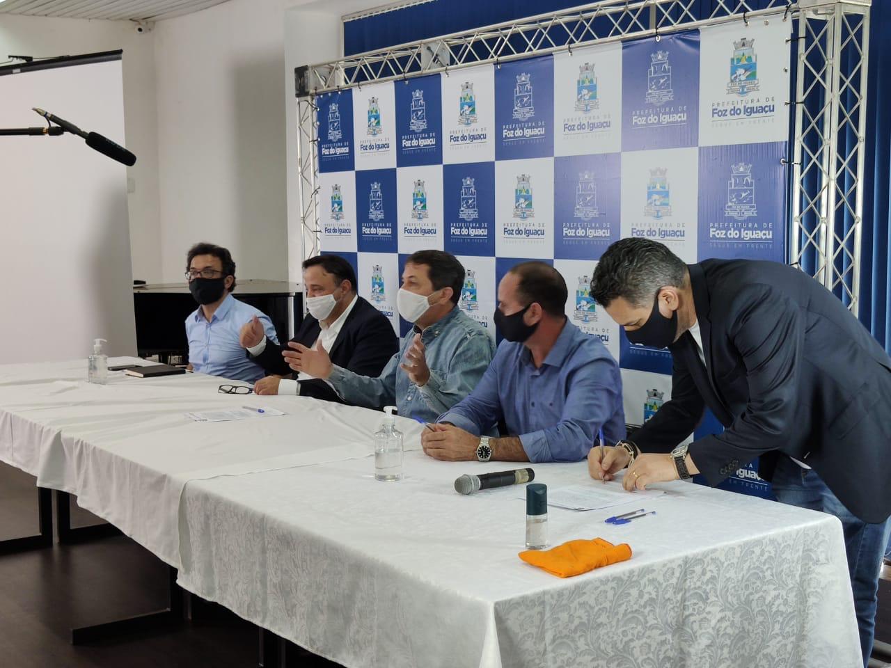 Foz do Iguaçu (PR) lança linha com juros zero para MEIs e micro empresas 1 Gilmar Piolla, secretário de Turismo, Indústria, Comércio e Projetos Estratégicos de Foz e responsável pela gestão técnica do programa, assinando o acordo